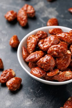 Karamelli badem. Karamel şurubuyla kaplanmış kızarmış badem.