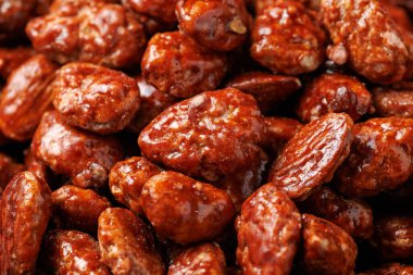 Karamelli badem. Karamel şurubuyla kaplanmış kızarmış badem.