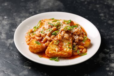 Kuru fasulye ve peynirli haşlanmış patates..