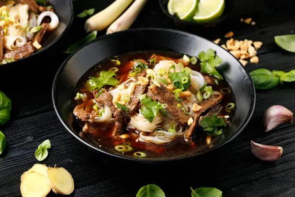 Et ve sebzeli Tayland Kayığı Erişte Çorbası. Kuai Tiao Ruea.