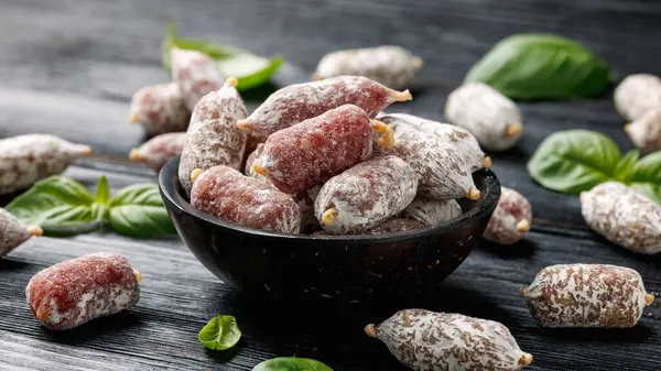 Mini salamlı atıştırmalıklar kasede. Salam Aperatif Isırıkları. Sağlıklı yemek..