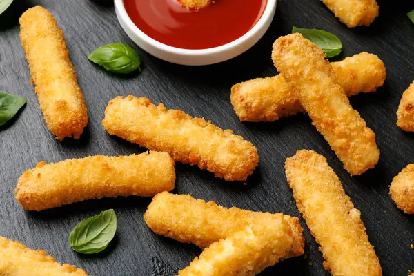 Domates soslu çıtır Halloumi peyniri.