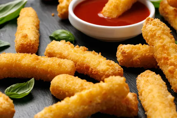 Domates soslu çıtır Halloumi peyniri.