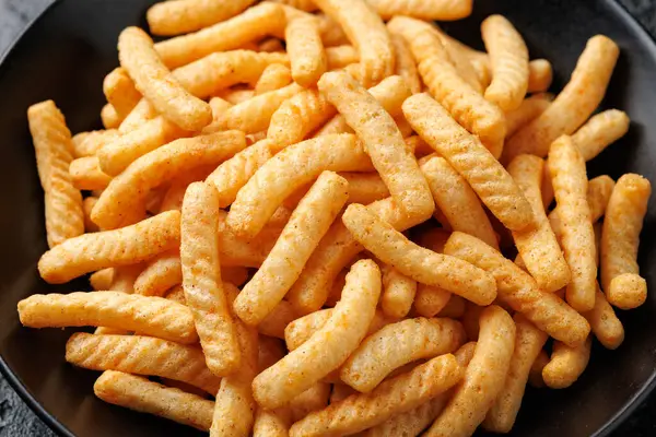 Karides krakeri çubukları, parmaklar. Kavanozda çıtır çıtır karides.