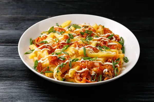 Peynirli, mayonezli ve soğanlı Kimchi kızartması..