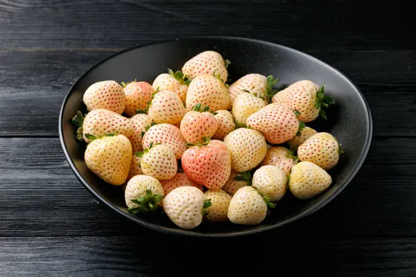 Bir kasede organik çiğ Pineberry çileği. Sağlıklı yemek..