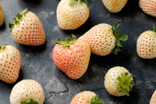 Organik Çiğ Pembe Çilek. Sağlıklı yemek..