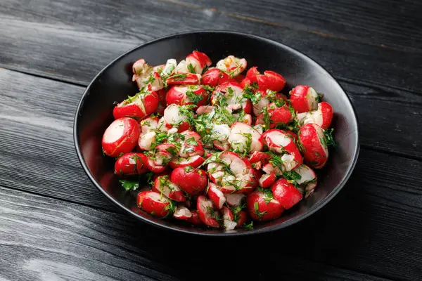 Ezilmiş turp salatası. Sirke, maydanoz, sarımsak, zeytinyağı ve dereotlu marine edilmiş turplar. Sağlıklı yemek..