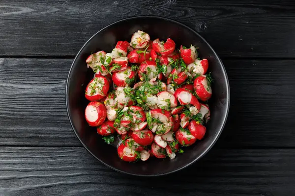 Ezilmiş turp salatası. Sirke, maydanoz, sarımsak, zeytinyağı ve dereotlu marine edilmiş turplar. Sağlıklı yemek..