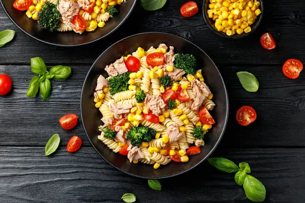 Domatesli ve brokolili ton balıklı makarna salatası.