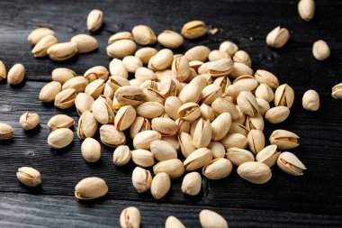 Kabuklarında tuzlanmış şam fıstığı. Sağlıklı yemek..