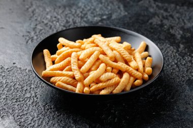 Karides krakeri çubukları, parmaklar. Kavanozda çıtır çıtır karides.