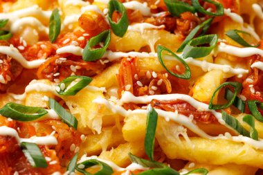 Peynirli, mayonezli ve soğanlı Kimchi kızartması..