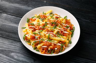 Peynirli, mayonezli ve soğanlı Kimchi kızartması..