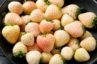 Bir kasede organik çiğ Pineberry çileği. Sağlıklı yemek..