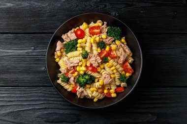 Domatesli ve brokolili ton balıklı makarna salatası.