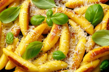 Schupfnudeln, Alman patatesli erişte, tavada hamur köftesi..