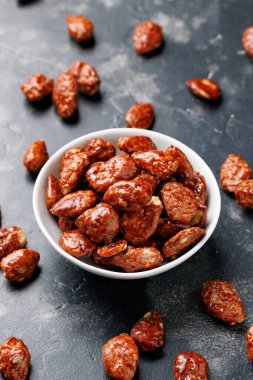 Karamelli badem. Karamel şurubuyla kaplanmış kızarmış badem.