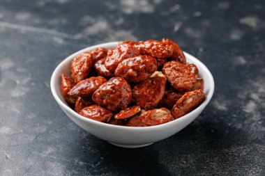 Karamelli badem. Karamel şurubuyla kaplanmış kızarmış badem.