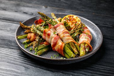 Izgara pastırmalı kuşkonmaz..