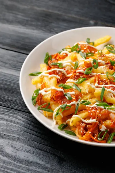 Peynirli, mayonezli ve soğanlı Kimchi kızartması..