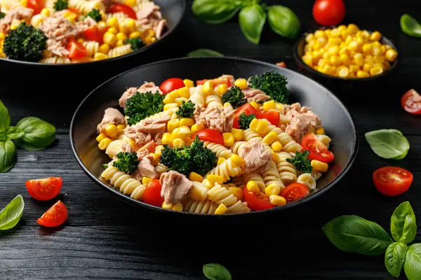 Domatesli ve brokolili ton balıklı makarna salatası.