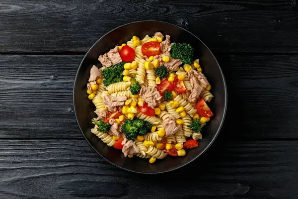 Domatesli ve brokolili ton balıklı makarna salatası.