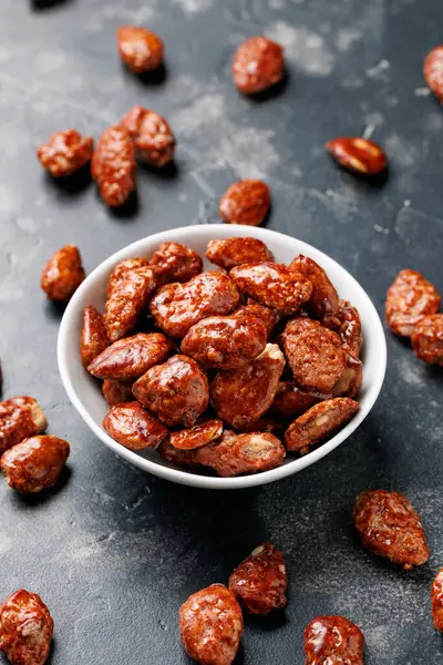 Karamelli badem. Karamel şurubuyla kaplanmış kızarmış badem.