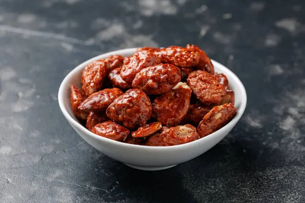 Karamelli badem. Karamel şurubuyla kaplanmış kızarmış badem.