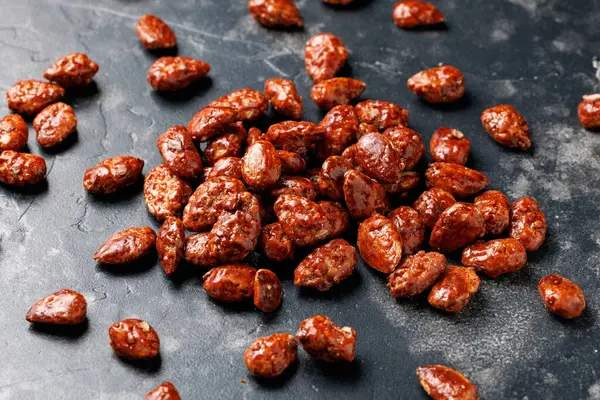 Karamelli badem. Karamel şurubuyla kaplanmış kızarmış badem.