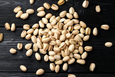 Kabuklarında tuzlanmış şam fıstığı. Sağlıklı yemek..