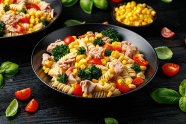 Domatesli ve brokolili ton balıklı makarna salatası.