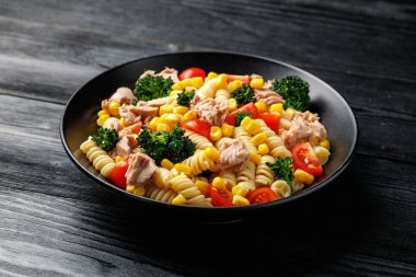 Domatesli ve brokolili ton balıklı makarna salatası.