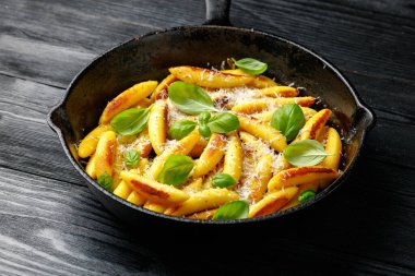 Schupfnudeln, Alman patatesli erişte, tavada hamur köftesi..