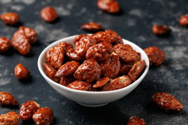 Karamelli badem. Karamel şurubuyla kaplanmış kızarmış badem.