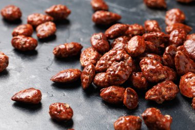 Karamelli badem. Karamel şurubuyla kaplanmış kızarmış badem.