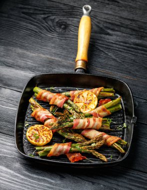 Izgara pastırmalı kuşkonmaz ve demir kaplama..