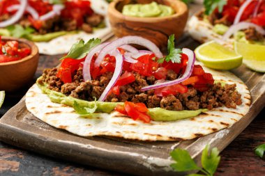 Guacamole, domates, soğan ve soslu lezzetli etli taco. Tortilla Fast Food