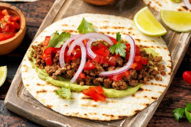 Guacamole, domates, soğan ve soslu lezzetli etli taco. Tortilla Fast Food