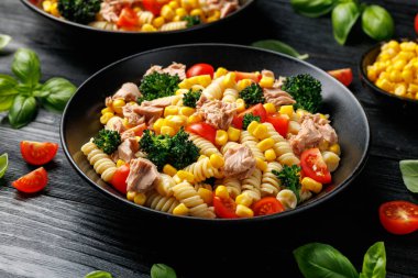 Domatesli ve brokolili ton balıklı makarna salatası.