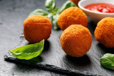 Arancini Pirinç Topları. Mozarella peyniri ile doldurulmuş kızarmış pirinç topları..