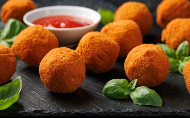 Arancini Pirinç Topları. Mozarella peyniri ile doldurulmuş kızarmış pirinç topları..