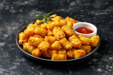 Ev yapımı fırında patates ketçaplı patates kızartması..