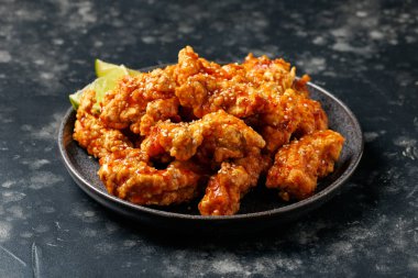 Baharatlı soslu ve susamlı Kore usulü kızarmış tavuk..