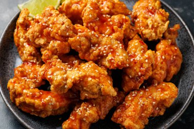 Baharatlı soslu ve susamlı Kore usulü kızarmış tavuk..