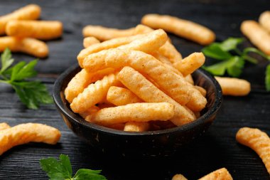 Karides krakeri çubukları, parmaklar. Kavanozda çıtır çıtır karides.