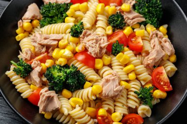 Domatesli ve brokolili ton balıklı makarna salatası.