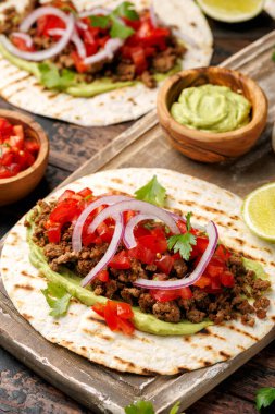 Guacamole, domates, soğan ve soslu lezzetli etli taco. Tortilla Fast Food