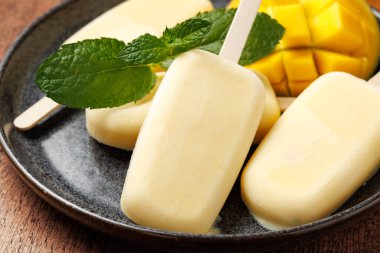 Tabakta mangolu dondurma..