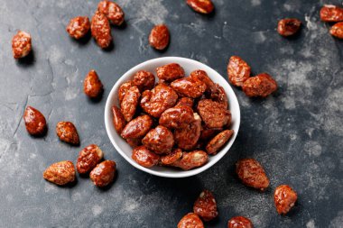 Karamelli badem. Karamel şurubuyla kaplanmış kızarmış badem.